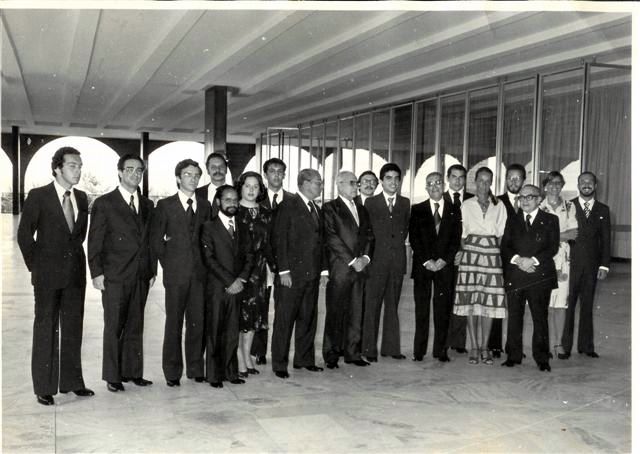 Fernando de Mello Barreto (terceiro da esquerda para a direita) posa para foto junto à sua turma de ingressantes no Ministério de Relações Exteriores via concurso direto. Antonio Azeredo da Silveira (o terceiro da direita para a esquerda), então ministro das Relações Exteriores, também aparece na foto recepcionando os novos funcionários do Itamaraty,